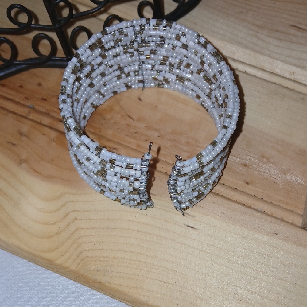 Vintage White and Gold Seed Beaded Bracelet - Picture 4 of 4